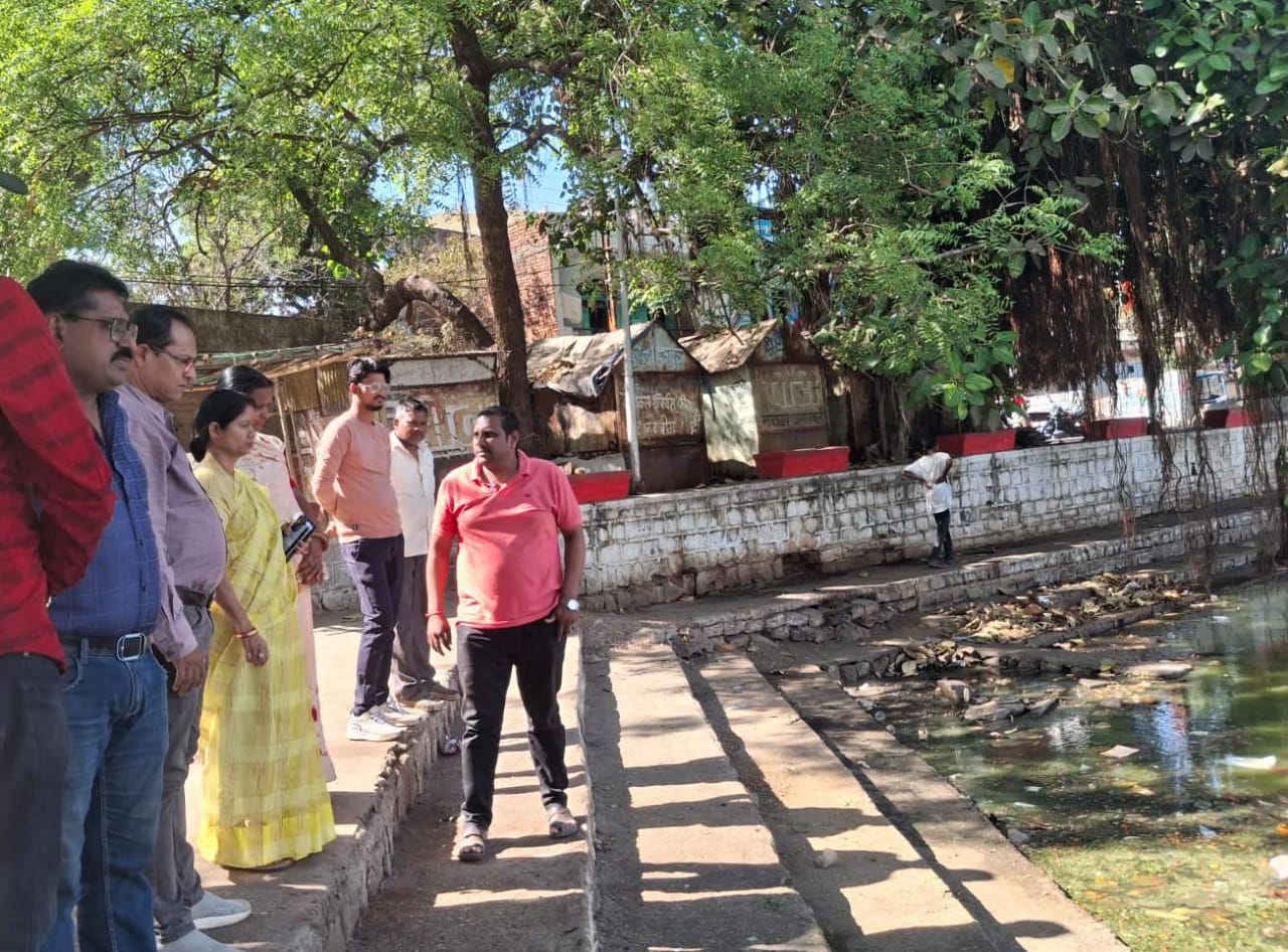 लुचकि तालाब का निरीक्षण: महापौर अलका बाघमार ने दिए सफाई अभियान के निर्देश