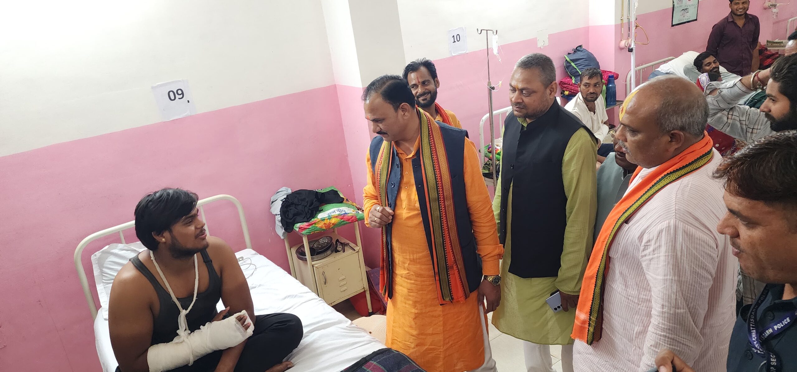 स्वास्थ्य मंत्री श्याम बिहारी जयसवाल ने विधायकों के साथ किया जिला अस्पतालों का औचक निरीक्षण