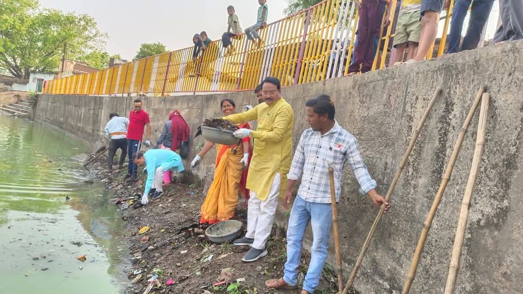 शीतला तालाब को चमकाने उतरे आयुक्त, महापौर व पार्षद