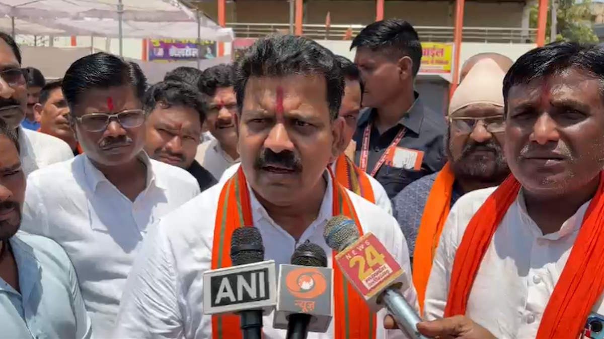 मुर्शिदाबाद हिंसा पर छत्तीसगढ़ के उप मुख्यमंत्री विजय शर्मा का तीखा सवाल: "हिंदुओं को क्यों निशाना बनाया जा रहा?"