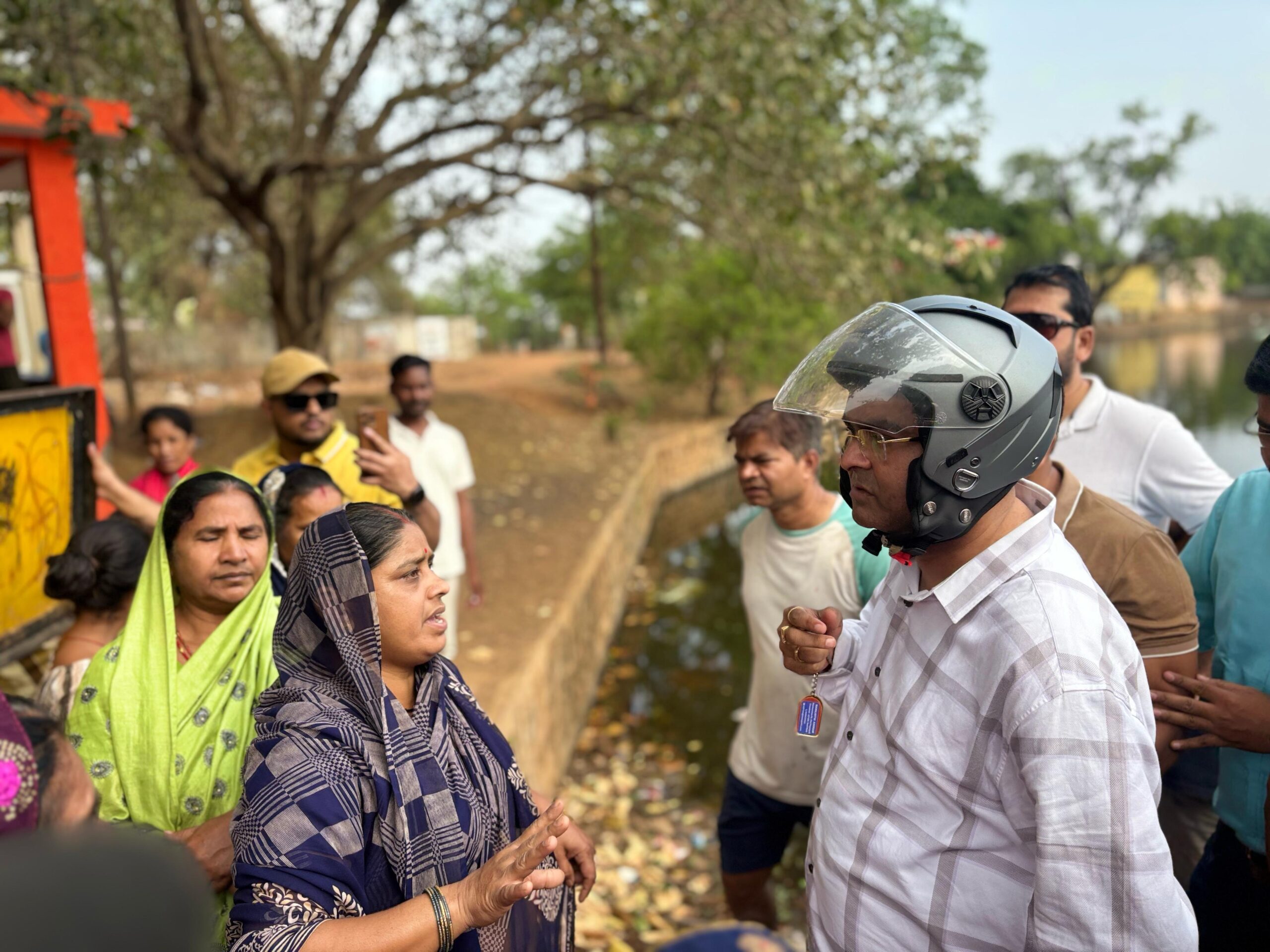 बजबजाती गलियों को देख खफा हुए विधायक रिकेश सेन, स्कूटी से पहुंचे हर गली, फौरन दिए नाली निर्माण के निर्देश