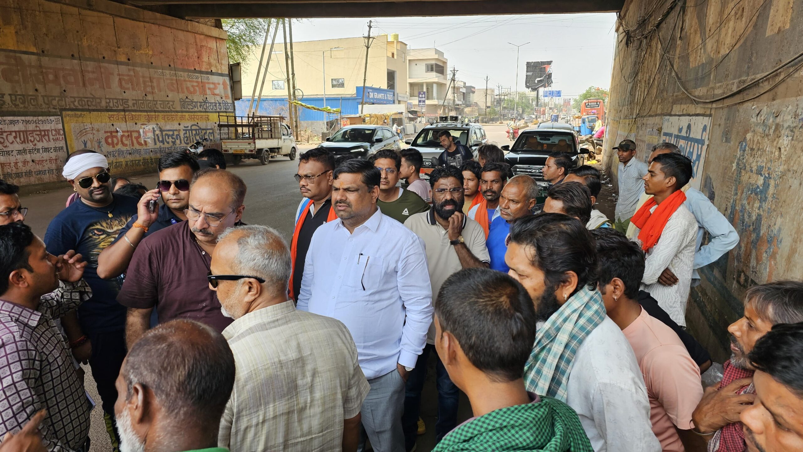 विधायक गजेन्द्र यादव का जनसंपर्क: धमधा रोड में बनेगा सड़क और नाली