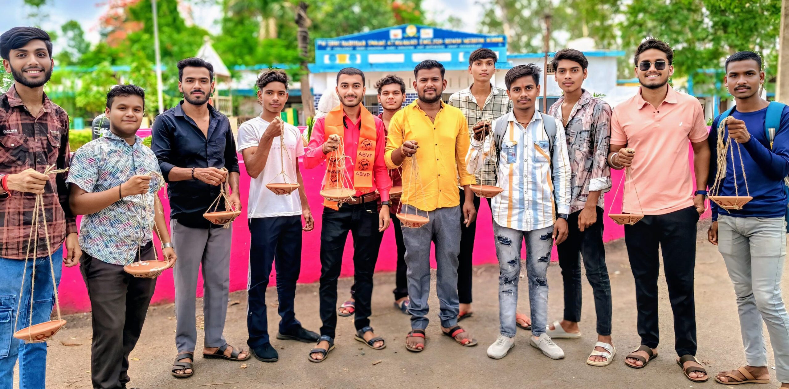 चिलचिलाती गर्मी में अभाविप नवापारा का सेवा भाव: "हमर चिरई, हमर चिन्हारी" अभियान के तहत सकोरा पहल