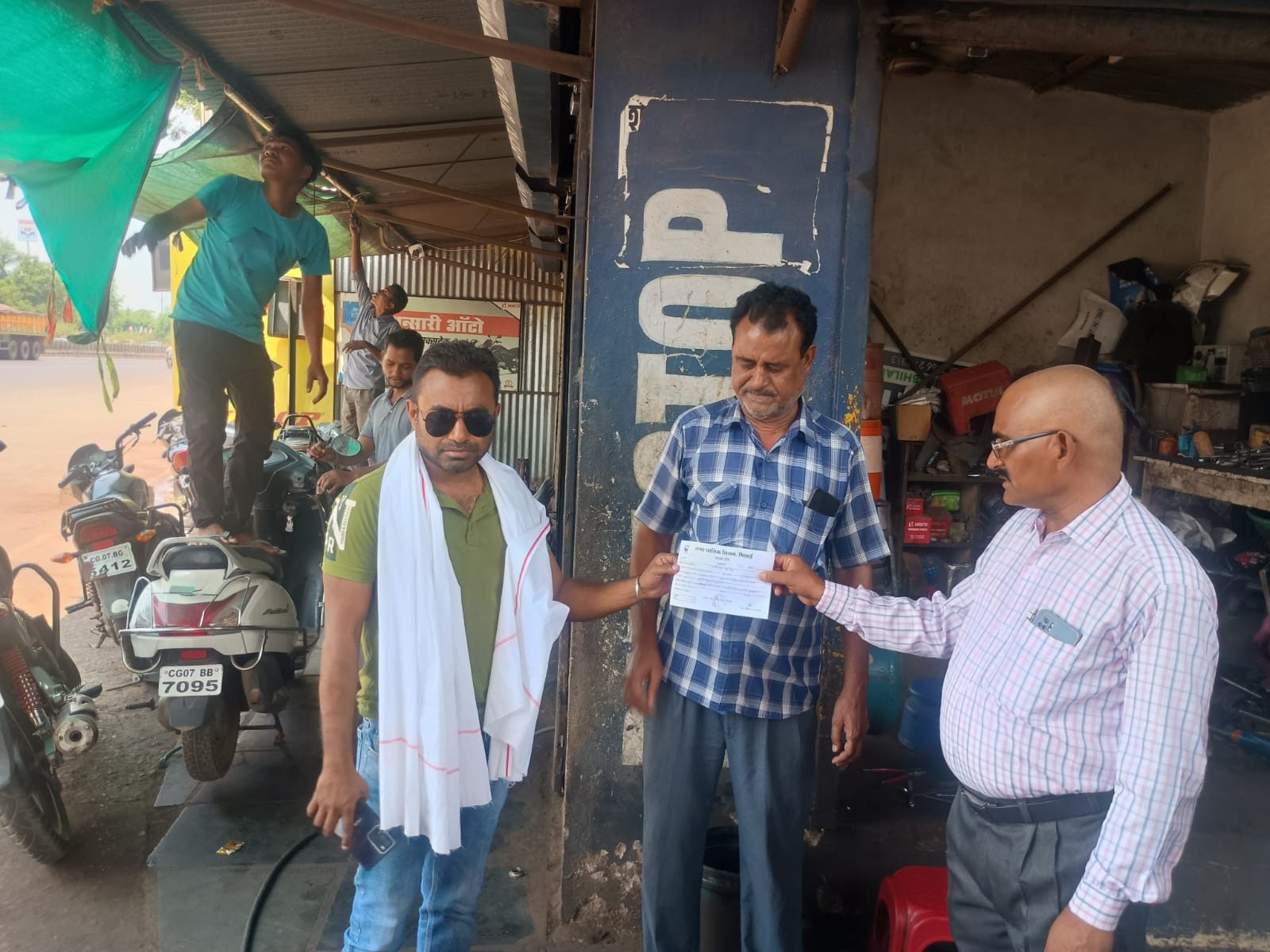 सड़क और नाली पर अतिक्रमण करने वालों पर निगम की बड़ी कार्रवाई, 54,200 रुपए का चालान