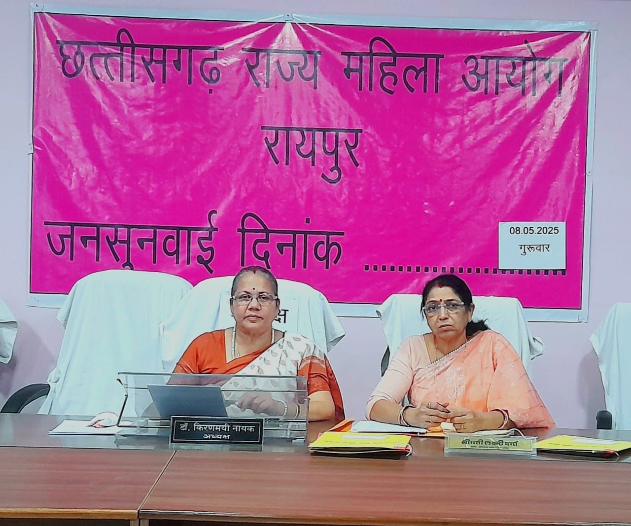अनावेदक पति देगा पत्नी और बेटे को हर माह 12 हजार रुपये; महिला आयोग में हुई सुनवाई में कई मामलों का समाधान