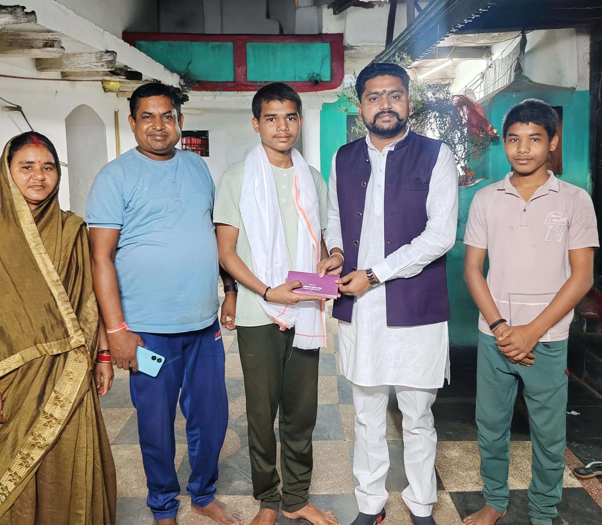 अशवंत तुषार साहू ने आर्यन साहू को 79% अंक लाने पर गमछा पहनाकर किया सम्मानित