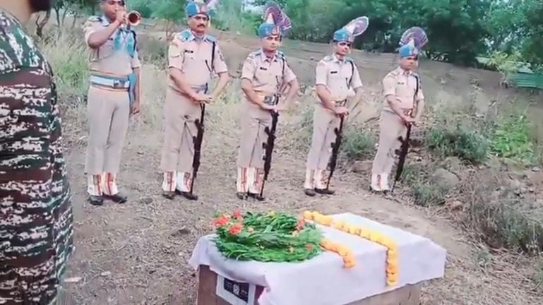 CRPF जवानों ने बहादुर K9 डॉग 'रोलो' को सैन्य सम्मान के साथ दी गई अंतिम विदाई