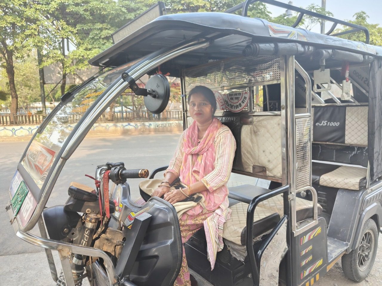 ई-रिक्शा योजना से संवर गया भुनेश्वरी का जीवन