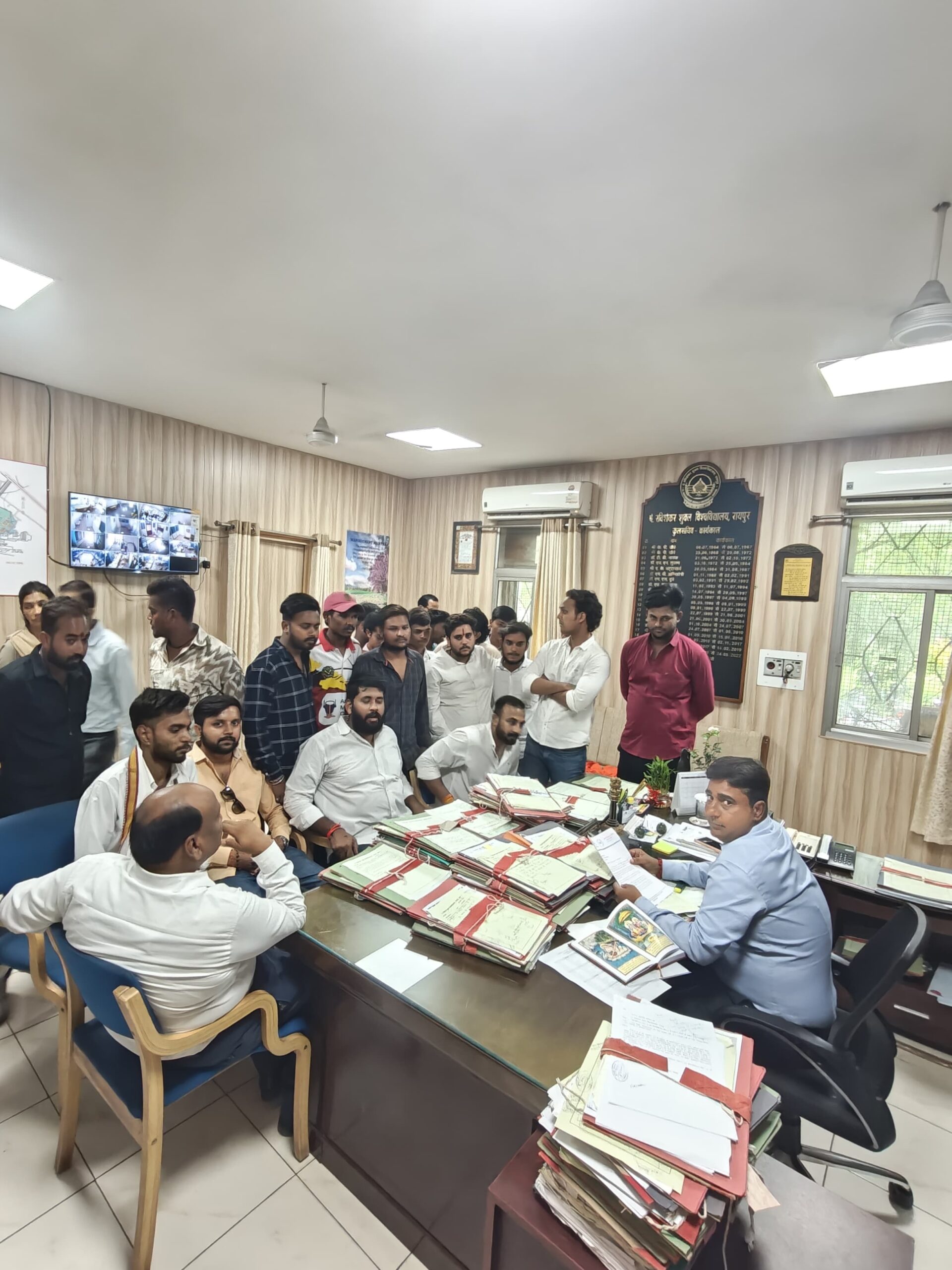 रविवि में परीक्षा गड़बड़ी पर NSUI का प्रदर्शन, कुलसचिव को सौंपा ज्ञापन