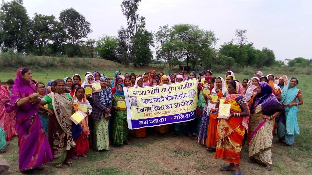 जिले की ग्राम पंचायतों में मना रोजगार दिवस, ग्रामीणों को मिली मनरेगा और जल संरक्षण की जानकारी