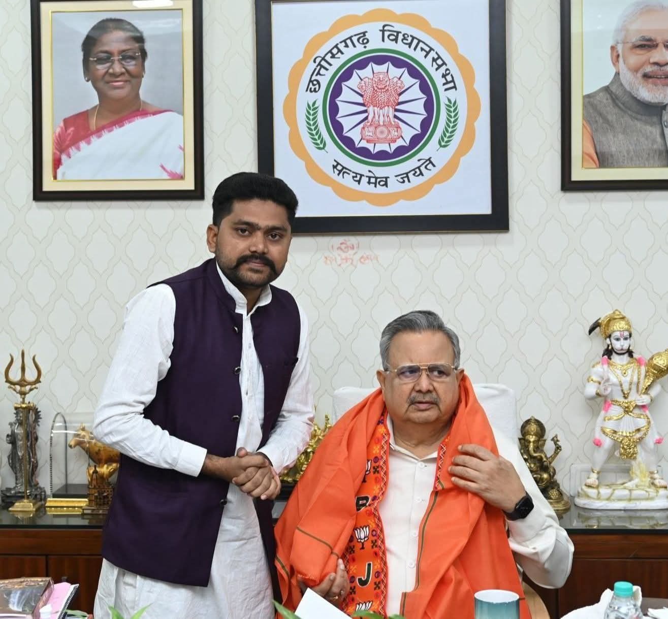 आधार आधारित उपस्थिति प्रणाली लागू करने की मांग तेज़, देर से दफ्तर पहुंचने वाले कर्मचारियों पर कार्रवाई की मांग