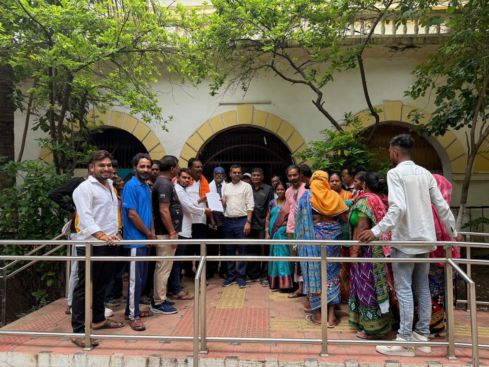 हीरा ग्रुप पर गरीब किसानों के पैतृक घर तोड़वाने की साजिश का आरोप, आत्मदाह की चेतावनी से हड़कंप