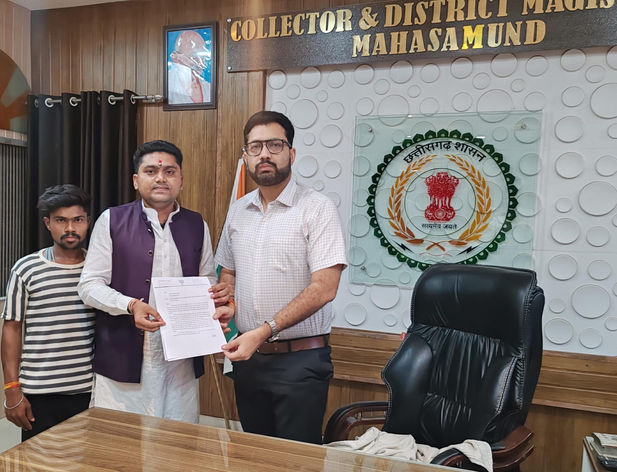 खनन से जर्जर हुई अछोली-भोरिंग सड़क, अशवंत तुषार साहू ने कलेक्टर विनय लहंगे से की सुधार कार्य हेतु राशि की मांग