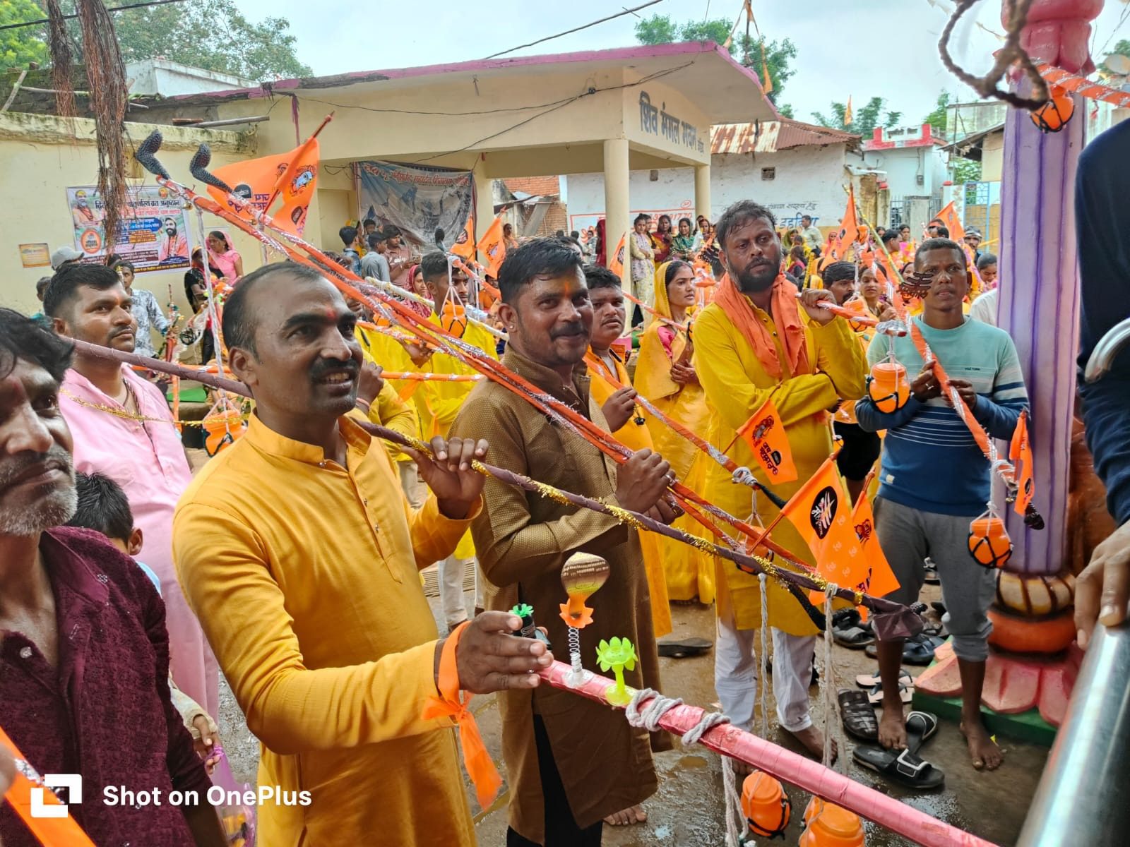शिवधाम कोड़िया में उमड़ा कांवड़ियों का विशाल जत्था, किया जलाभिषेक