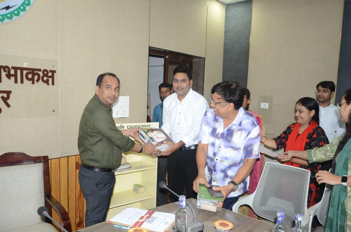 स्मृति पुस्तकालय योजना को मिला जनसमर्थन, 1000 पुस्तकों का हुआ दान