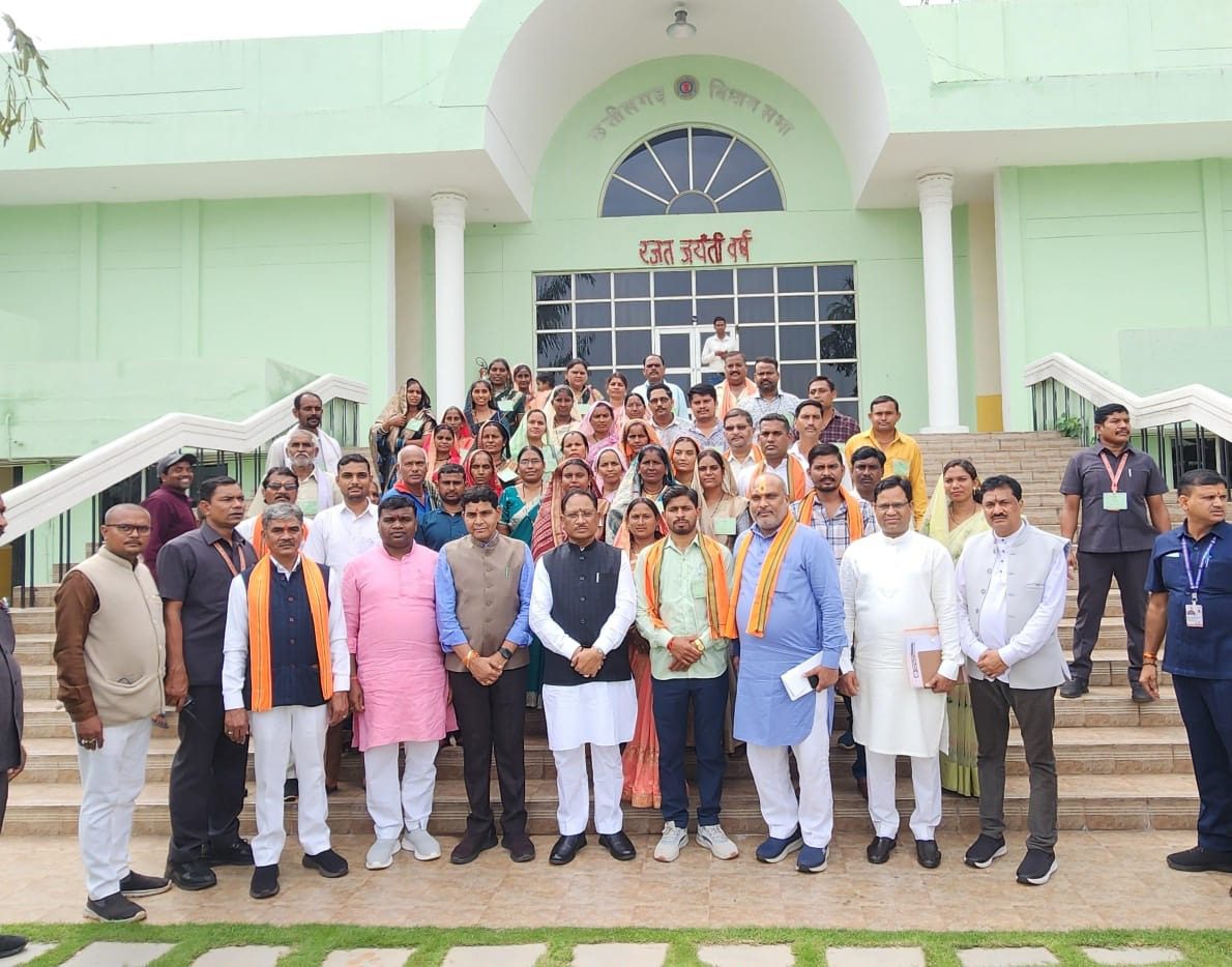 खोपली व करगाडीह के पंचायत प्रतिनिधियों ने किया विधानसभा का भ्रमण, सदन की कार्यवाही देखी