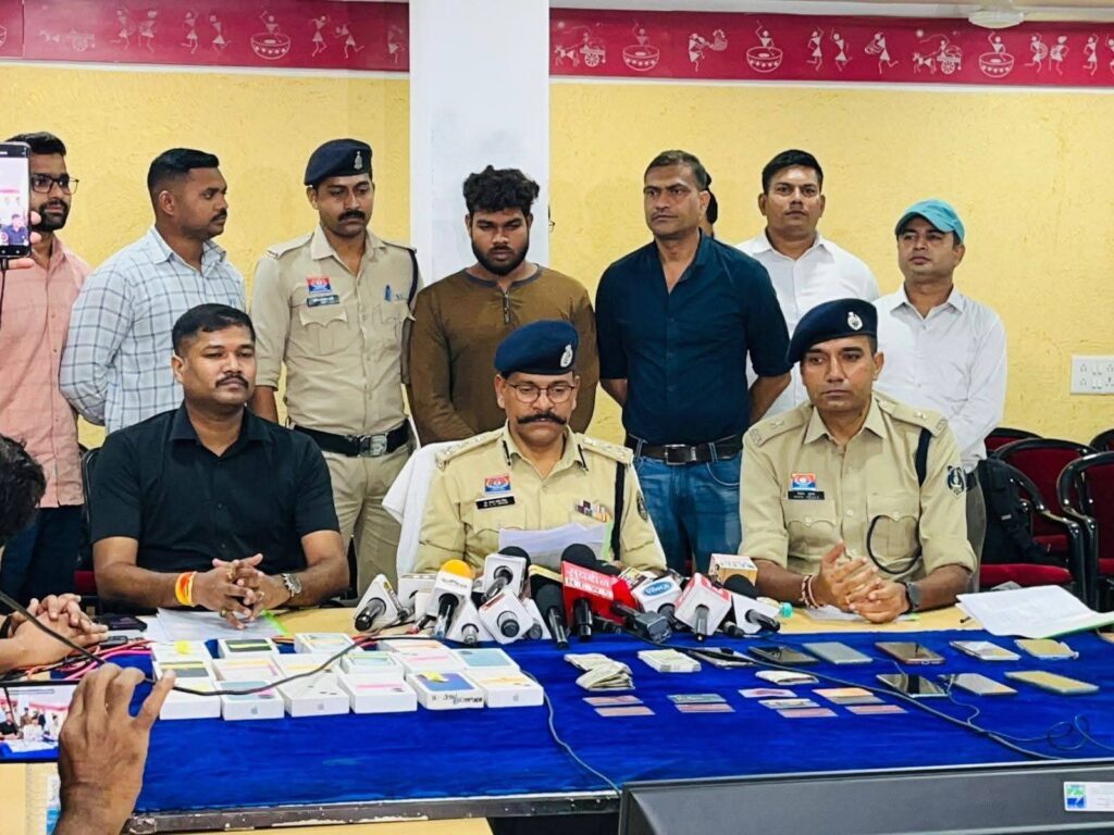 अभनपुर में बुजुर्ग दंपत्ति का कातिल निकला झोलाछाप डॉक्टर! मामूली ताने और 10 हजार के विवाद में चाकू से गोदकर की थी नृशंस हत्या