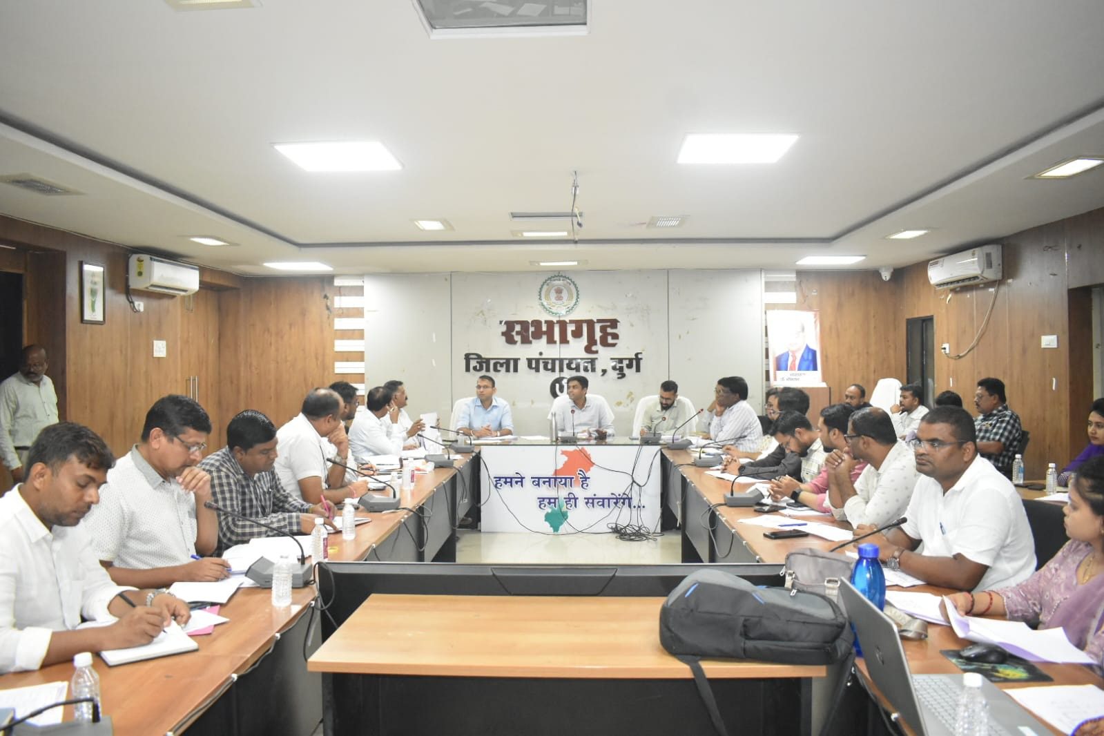 जिला पंचायत समीक्षा बैठक: जल संरक्षण, महिला सशक्तिकरण और आवास योजनाओं पर ज़ोर