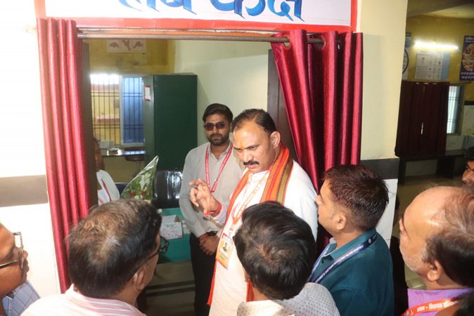 ग्रामीण स्वास्थ्य पर मंत्री का जोर: कमलेश्वरपुर PHC का औचक निरीक्षण