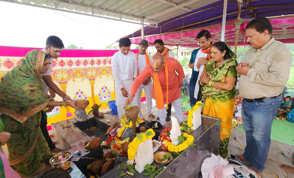 दुर्ग ग्रामीण विधायक ललित चंद्राकर ने मैत्री कुंज रिसाली में किया शिवलिंग का रुद्राभिषेक