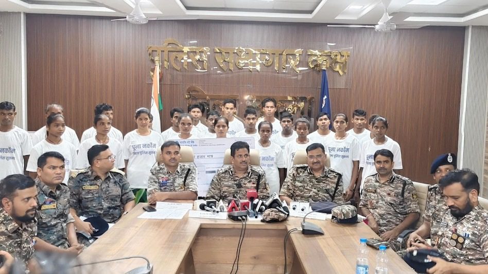 सुरक्षाबलों को सुकमा में बड़ी सफलता: 23 इनामी नक्सलियों ने किया आत्मसमर्पण, 1.18 करोड़ रुपये का था इनाम