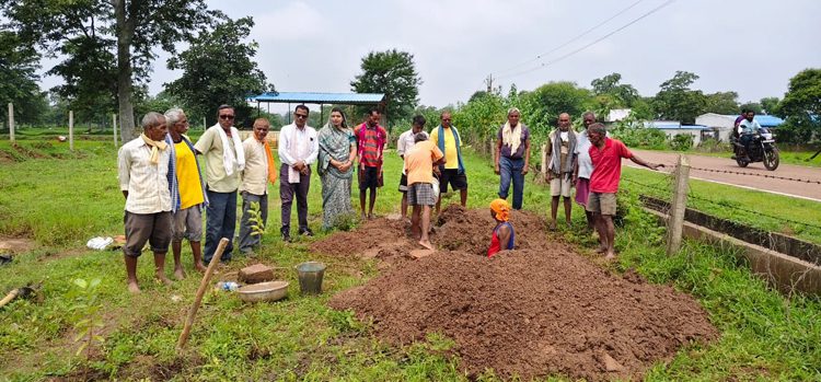 चिरपोटी में 'मोर गांव मोर पानी' की गूंज: जल बचाने बने सोखता गड्ढे, 'मां के नाम' बाटे गए पौधे