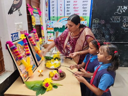 छाँदनपुर में मनाया गया गुरु पूर्णिमा का पावन पर्व, बच्चों ने लिया गुरुजनों का आशीर्वाद