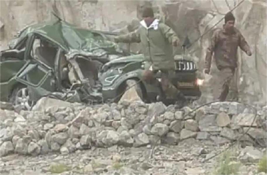 लद्दाख में सेना की गाड़ी पर गिरी चट्टान: एक अधिकारी समेत तीन जवान शहीद, तीन घायल