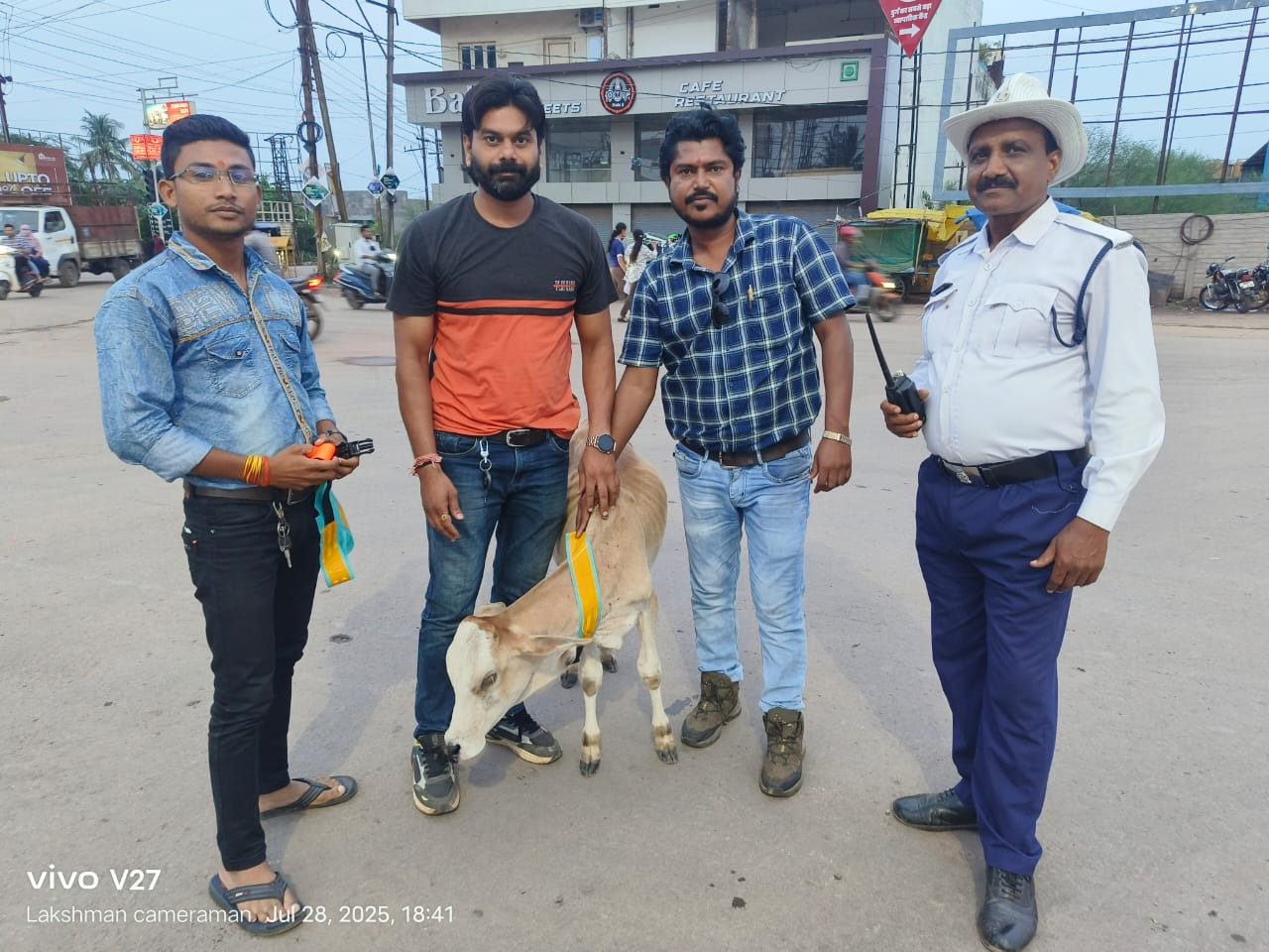 सड़क पर मौत का खेल खत्म! दुर्ग में गौवंश को रेडियम बेल्ट पहनाकर हादसों पर लगाम