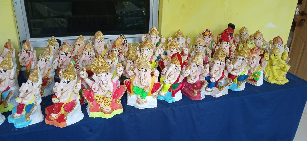 भिलाई में गोबर से बनीं इको-फ्रेंडली गणेश मूर्तियां, पूजा के साथ पर्यावरण की भी होगी रक्षा