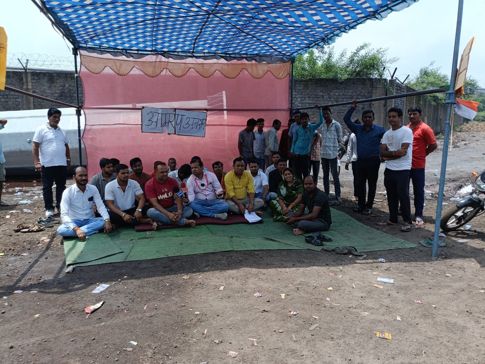 सिलतरा में श्मशान भूमि पर अवैध कब्जे के खिलाफ ग्रामीण का आमरण अनशन, भाजपा नेता ने साधा उद्योगों और प्रशासन पर निशाना