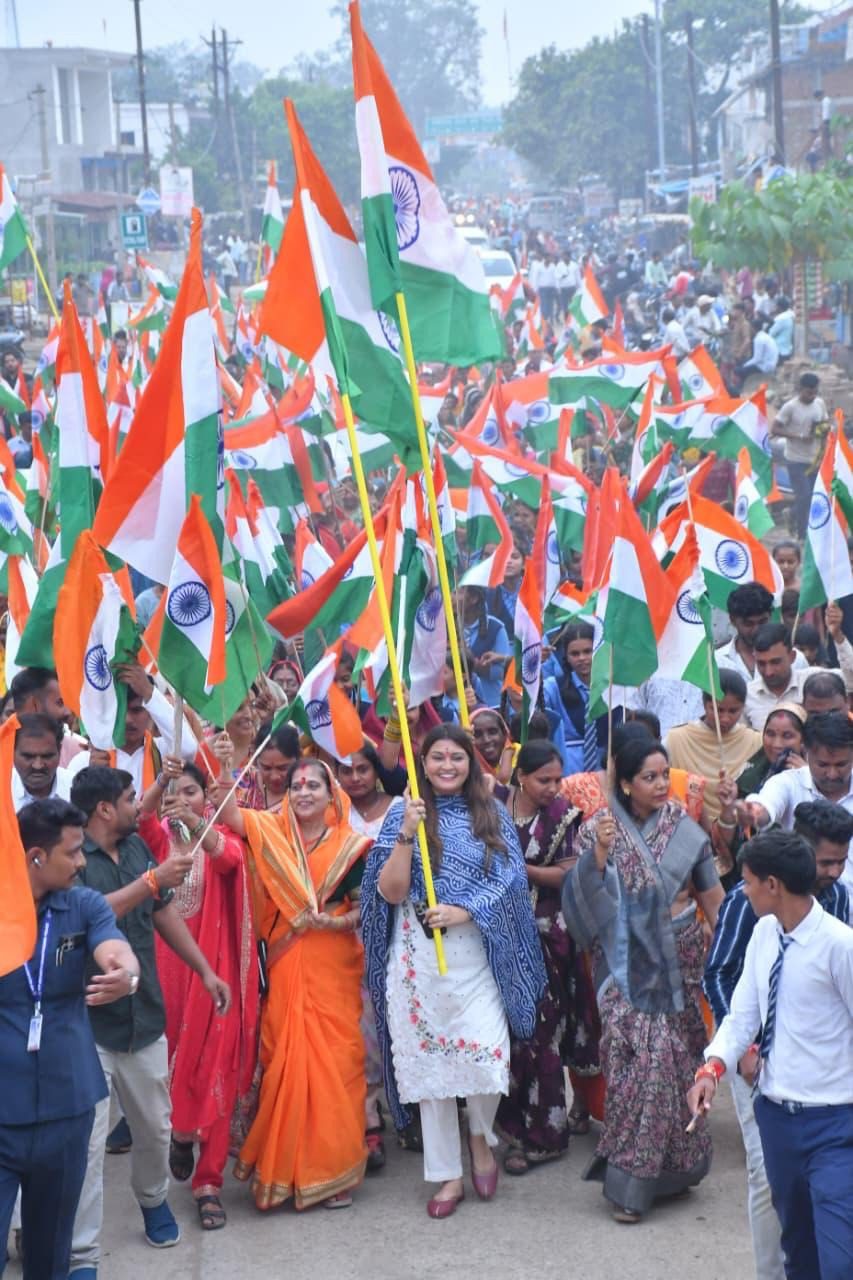 ऑपरेशन सिंदूर की सफलता पर पंडरिया में गूंजे देशभक्ति के नारे, भावना बोहरा के नेतृत्व में निकली विशाल तिरंगा यात्रा