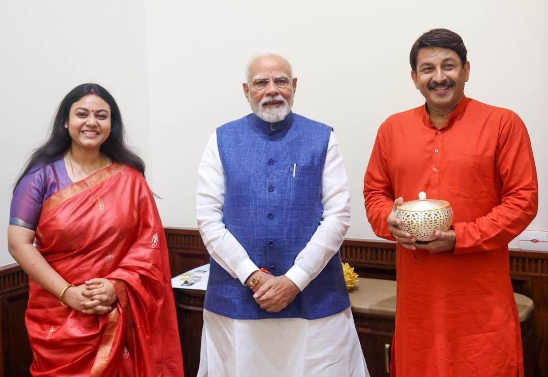 मनोज तिवारी ने PM मोदी को भेंट किया बाबा वैद्यनाथ धाम का प्रसाद