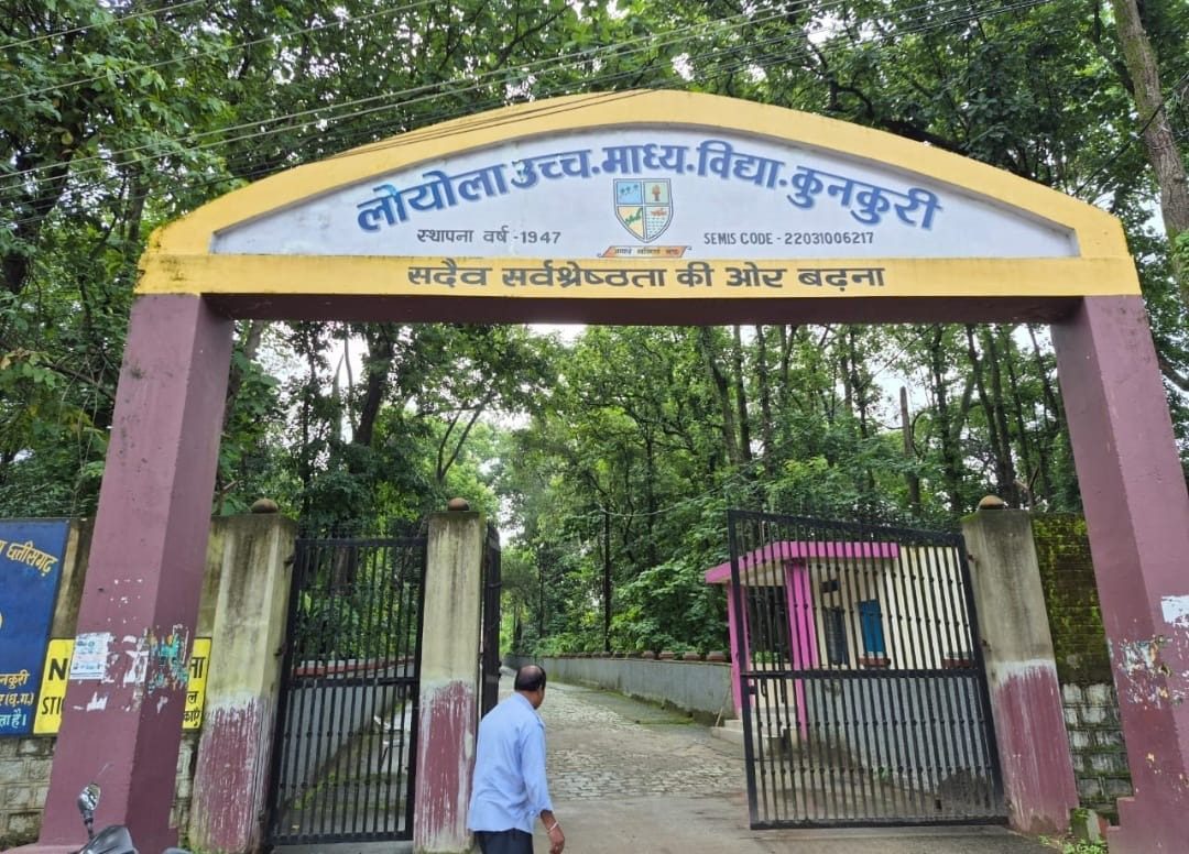 बारिश में चप्पल पहन स्कूल पहुंचे छात्र, प्रिंसिपल ने गेट से लौटाया; अभिभावकों ने लगाया अमानवीय व्यवहार का आरोप