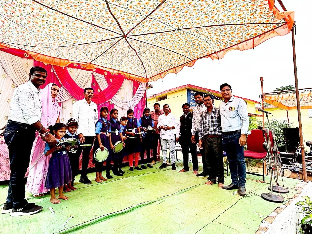 तुमाकला स्कूल में बच्चों को मिली 70 नई थालियां, जनपद सदस्य प्रीतम यादव ने मध्यान भोजन को बनाया बेहतर