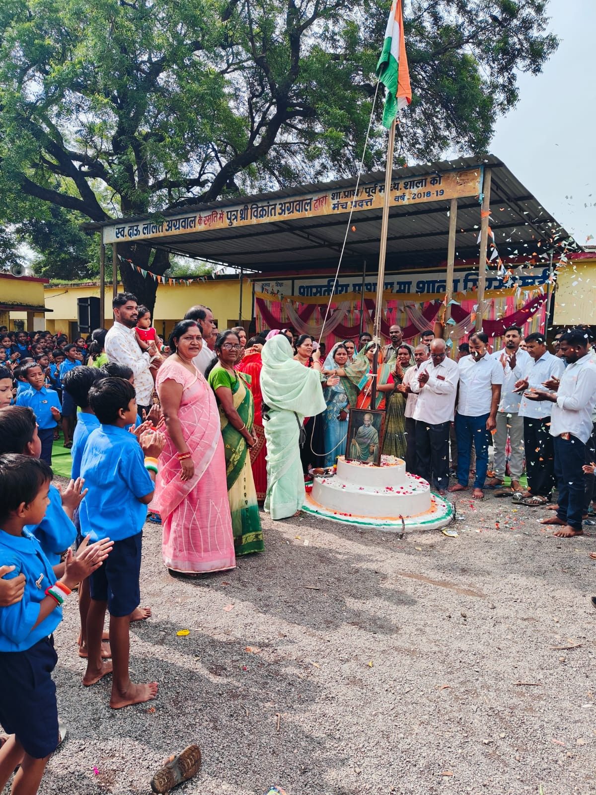 जेवरा सिरसा स्कूल में गूँजा देशभक्ति का जयघोष, सरपंच ने किया ध्वजारोहण