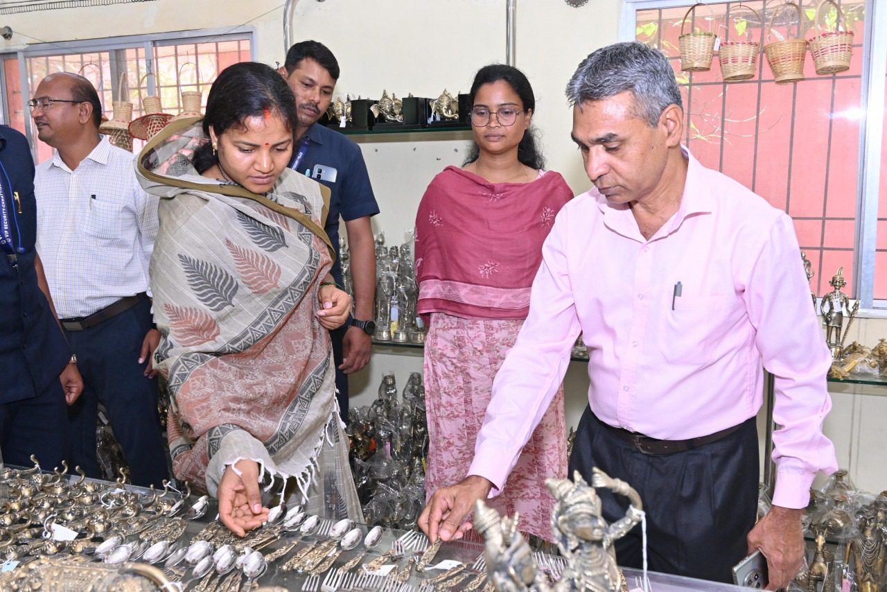 गारमेंट फैक्ट्री में 300 महिलाओं का काम देखकर मंत्री लक्ष्मी राजवाड़े हुईं प्रसन्न।
