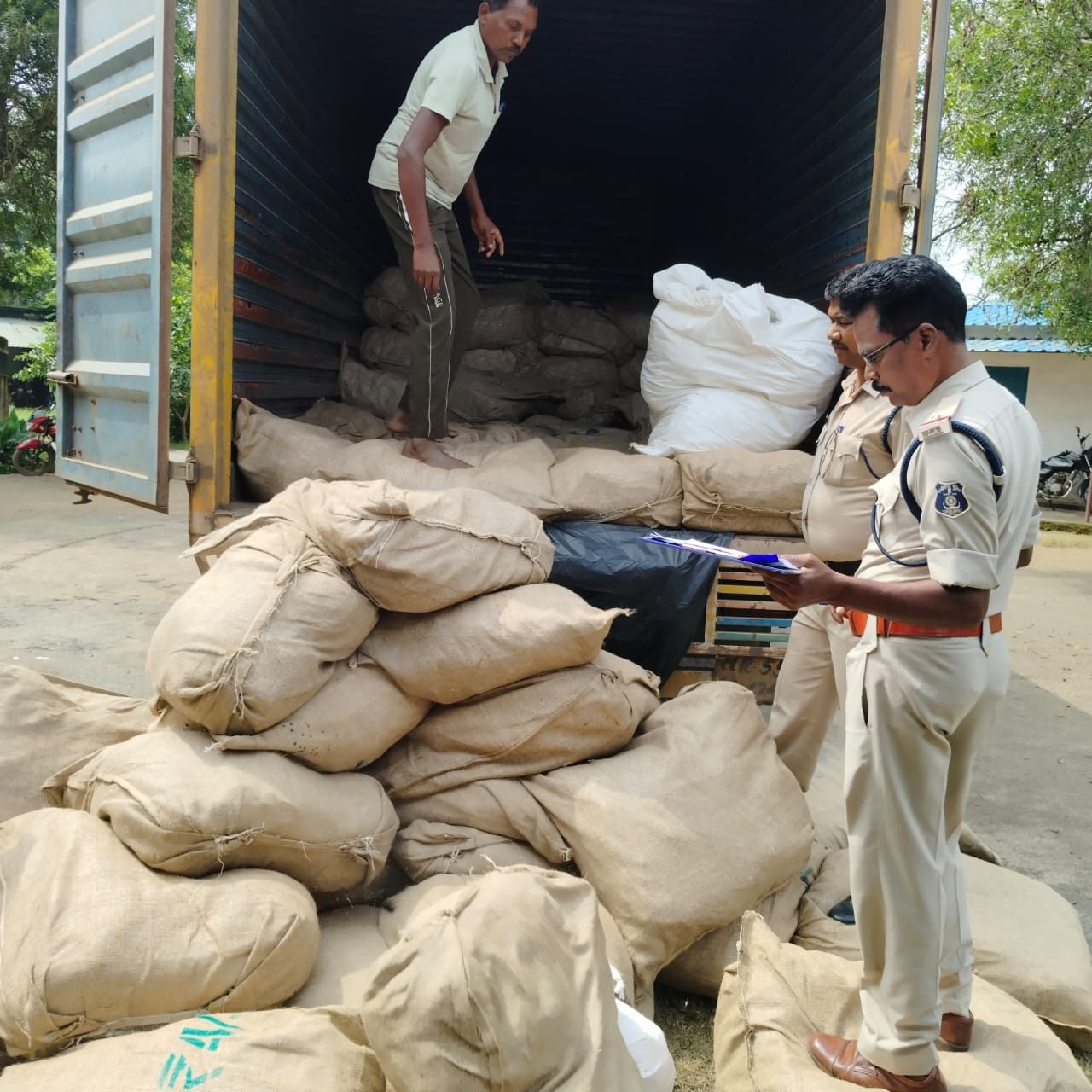 जशपुर पुलिस की बड़ी कार्रवाई: 30 लाख का अवैध गुटखा जखीरा किया जब्त, ड्राइवर गिरफ्तार