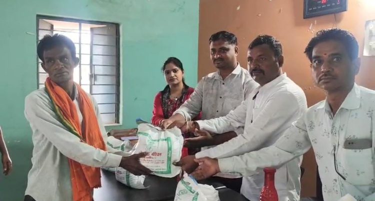 दुर्ग ग्रामीण: दलहन योजना से लाभान्वित हुए किसान, बांटे गए अरहर बीज