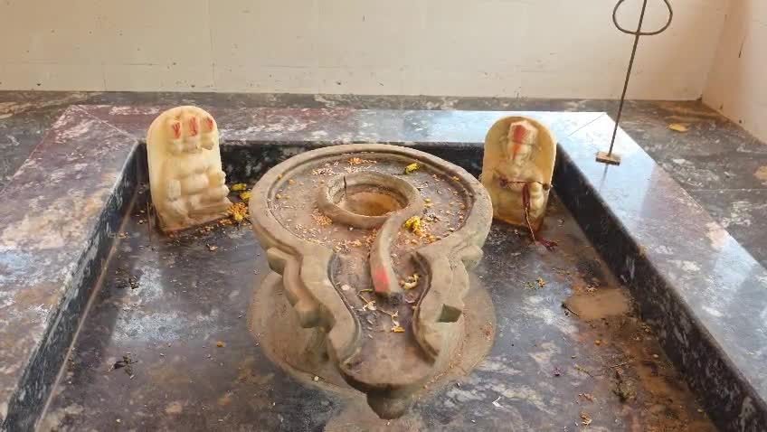 छत्तीसगढ़ के कवर्धा में प्राचीन शिव मंदिर में तोड़फोड़: शिवलिंग खंडित, ग्रामीणों में भड़का आक्रोश, फोर्स तैनात