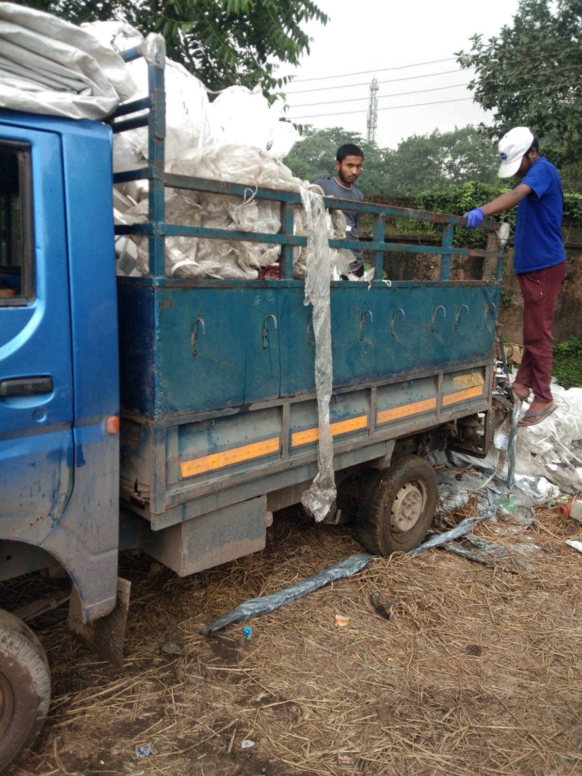 गोगांव के मेन रोड पर फैल रहा फैक्ट्री कचरा, राहगीर गंदगी-बदबू से हो रहे परेशान