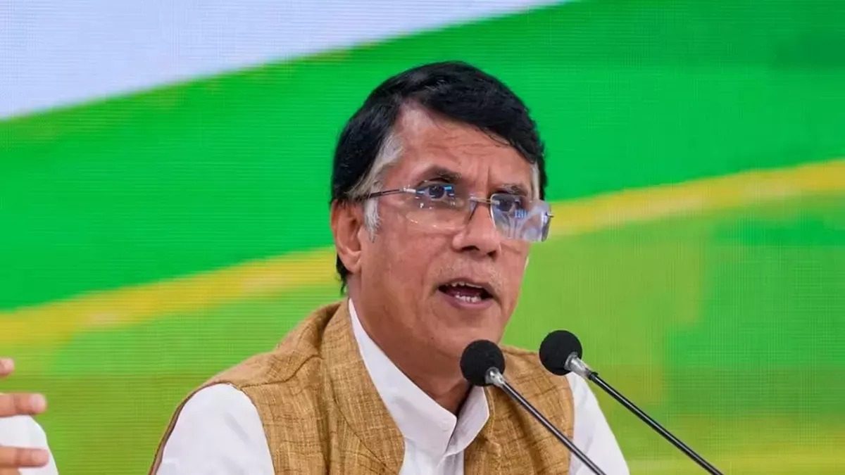 पवन खेड़ा को दो वोटर ID पर EC का नोटिस, BJP का हमला