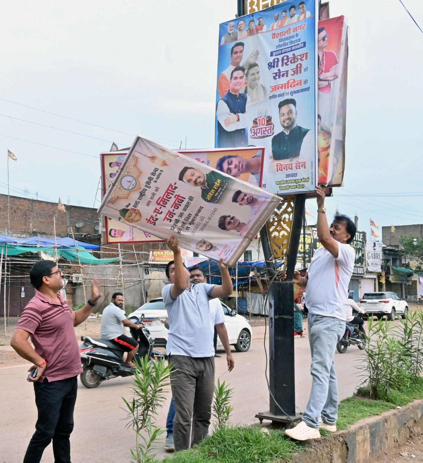 आयुक्त ने अवैध बैनरों पर चलाया चाबुक