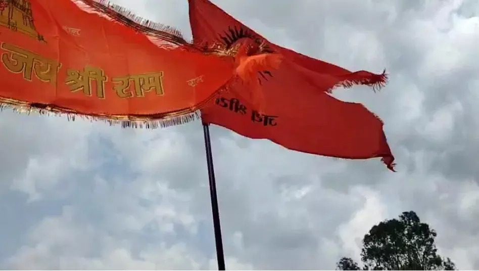 दुर्ग में भगवा झंडे पर पुलिस विवाद के बाद आर्मी जवान के समर्थन में उतरा भाजयुमो, घर पर लहराया भगवा ध्वज