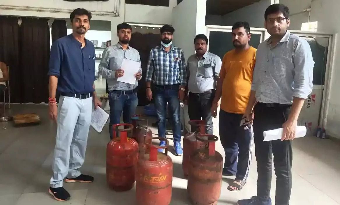 होटल-ढाबों पर बड़ा एक्शन: अवैध रूप से इस्तेमाल हो रहे 57 घरेलू गैस सिलेंडर जब्त, होगी सख्त कार्रवाई