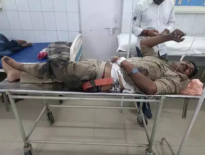 वाराणसी कचहरी में दरोगा पर जानलेवा हमला