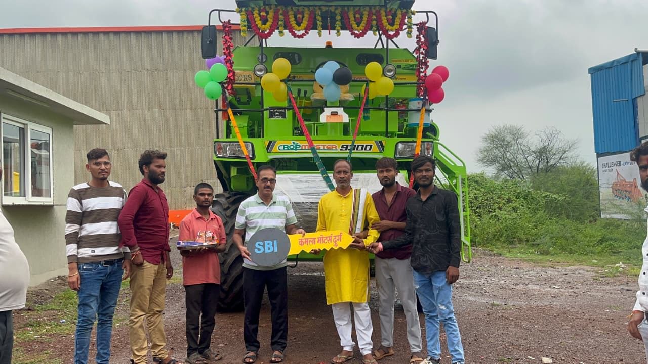 कुम्ही बेरला में क्रॉप मास्टर 9300 की एंट्री, दिनेश वर्मा ने खरीदी अत्याधुनिक हार्वेस्टिंग मशीन