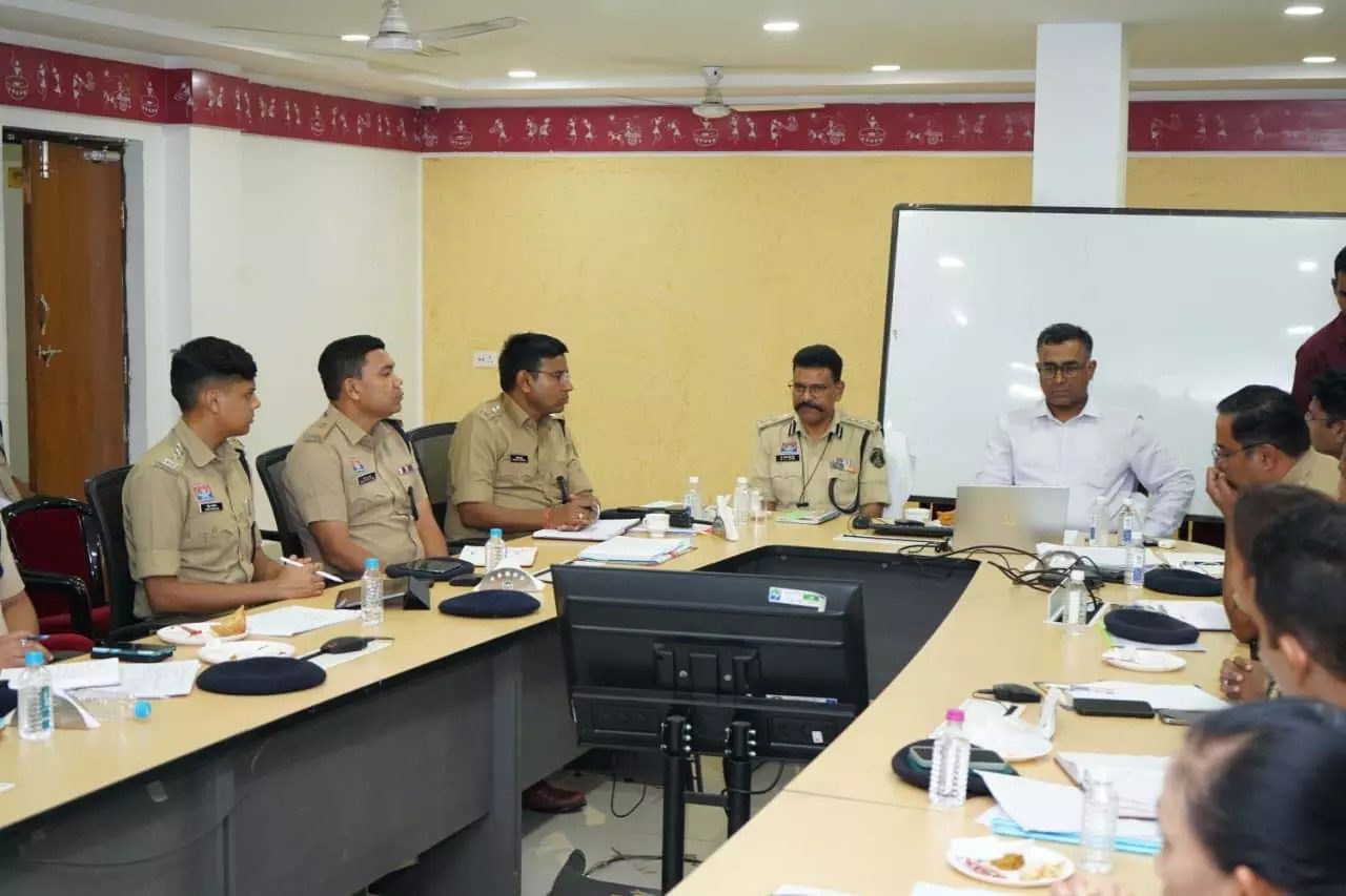 त्योहारी रौनक के बीच रायपुर में पुलिस ने लगाया अभेद्य सुरक्षा घेरा, जुआ-सट्टा और अपराध पर सख्त कार्रवाई की तैयारी