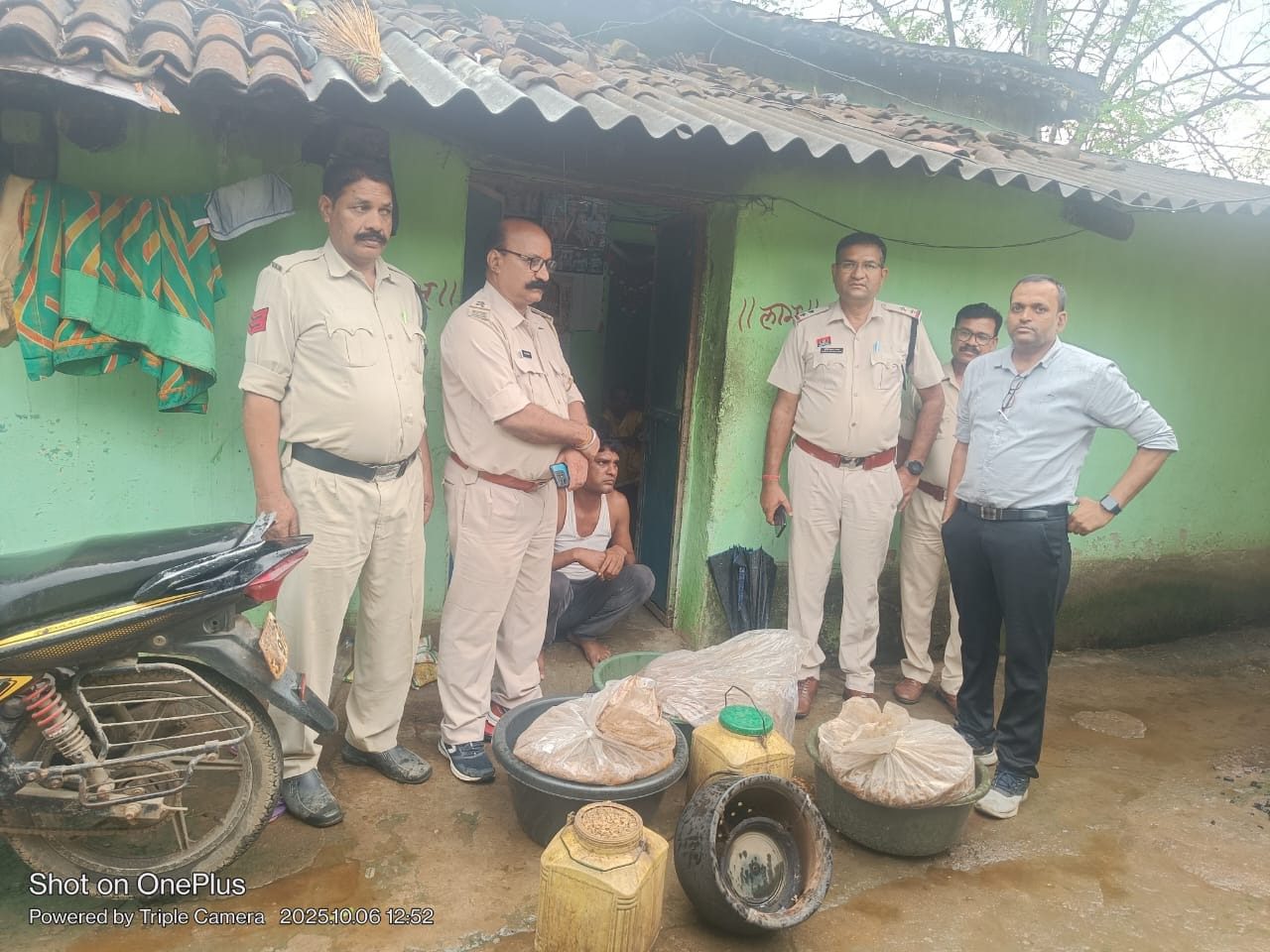 जशपुर में अवैध शराब पर बड़ी कार्रवाई: 350 किलो महुआ पास जब्त, दो आरोपी गिरफ्तार