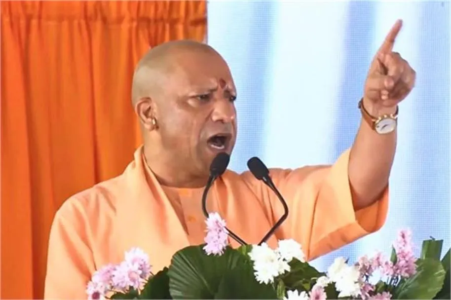 योगी ने माफिया पर कसा शिकंजा: मुख्तार अंसारी की जमीन पर बने मकान गरीबों को सौंपे, कहा– ‘अब माफिया चुकाएगा भारी कीमत’